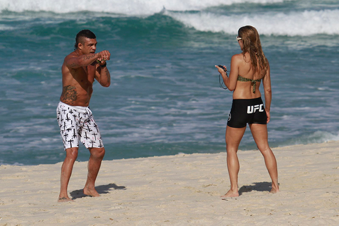 Vitor Belfort pratica boxe com Joana Prado na areia