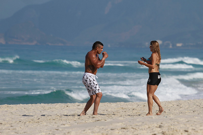 Vitor Belfort pratica boxe com Joana Prado na areia