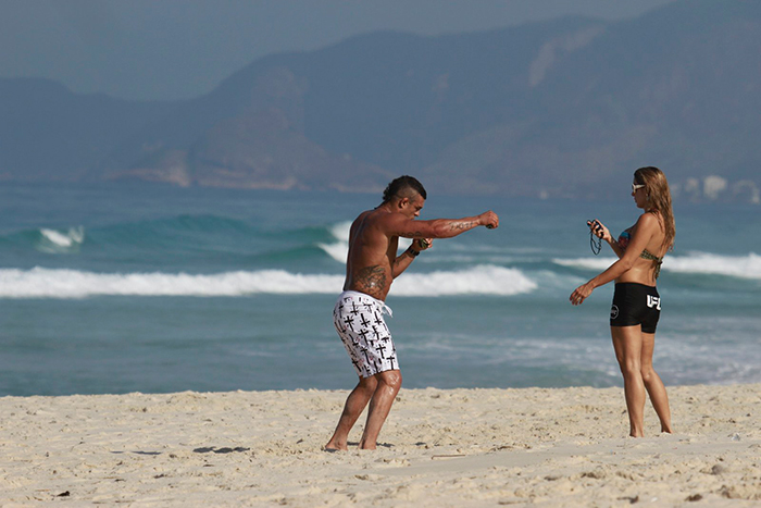 Vitor Belfort pratica boxe com Joana Prado na areia