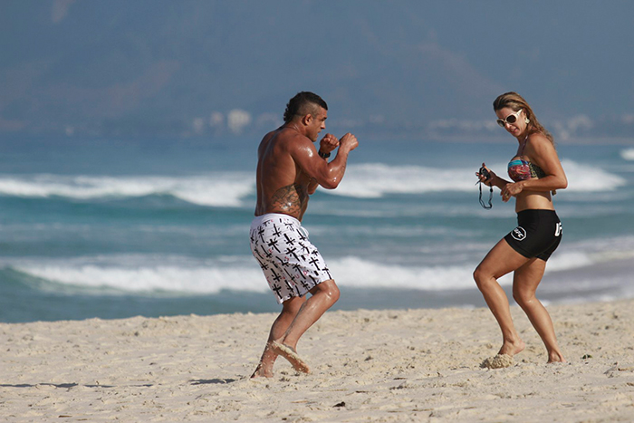 Vitor Belfort pratica boxe com Joana Prado na areia