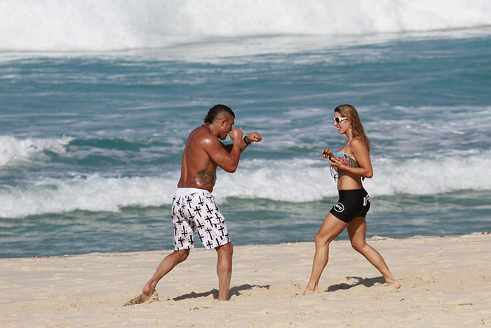 Vitor Belfort pratica boxe com Joana Prado