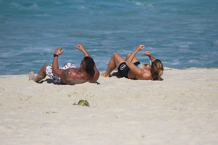 Joana Prado e Vítor Belfort fazem abdominais