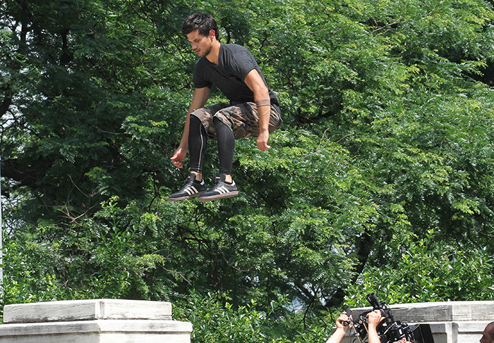 Taylor Lautner filma cenas radicais em Nova York