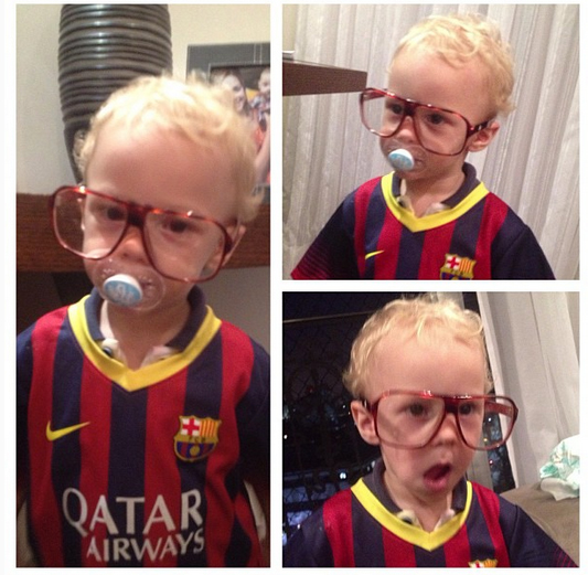 Todo estiloso, filho de Neymar posa com chupeta, óculos e camisa do Barcelona