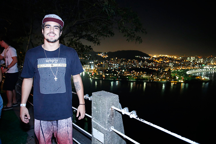 Caio Castro torce e se emociona com jogo da seleção brasileira