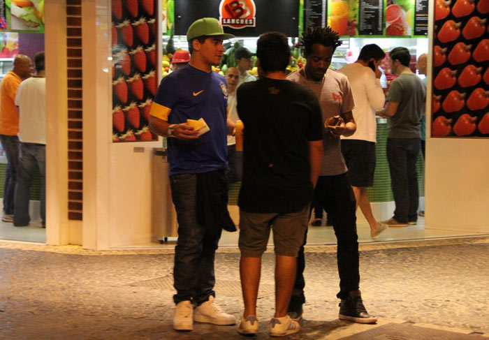 O ator com os amigos em frente à lanchonete