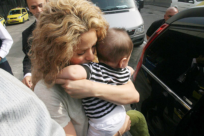 Shakira desembarca no Rio com o filho para acompanhar jogo de Piqué