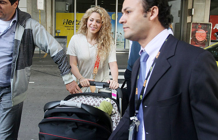 Shakira desembarca no Rio com o filho para acompanhar jogo de Piqué
