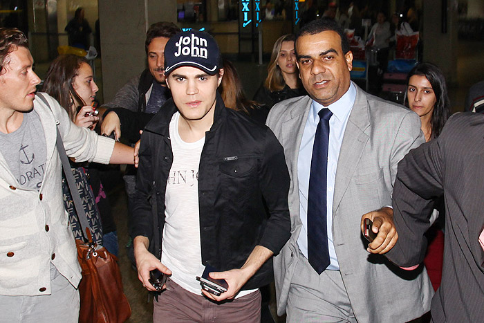 Paul Wesley chega ao Brasil para evento da John John