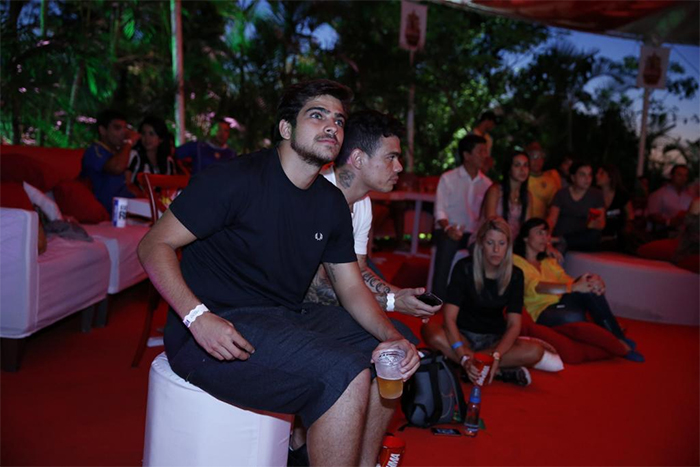 Famosos atentos no jogo da Seleção enquanto tomam uma cervejinha