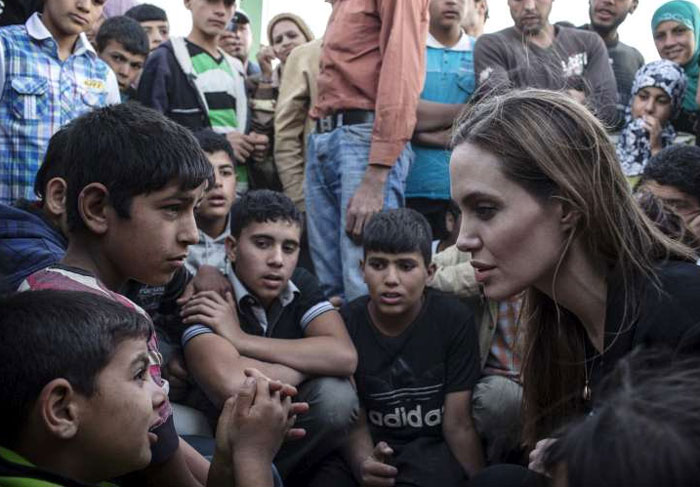 Após mastectomia, Angelina Jolie retoma seu trabalho na ONU O Fuxico
