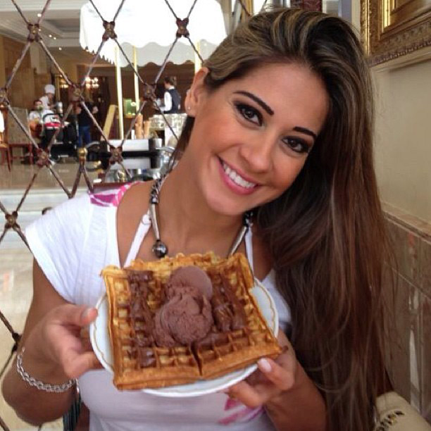 Mayra Cardi devora wafer com sorvete em café da manhã