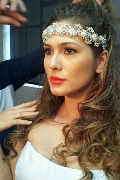 Lívia Andrade posa vestida de noiva