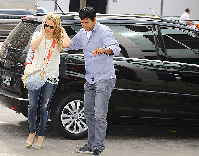 Protegida por segurança, Shakira vai ao Consulado Americano