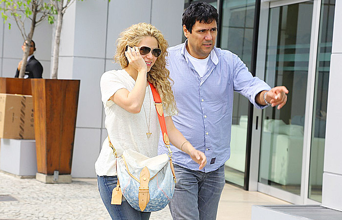 Protegida por segurança, Shakira vai ao Consulado Americano