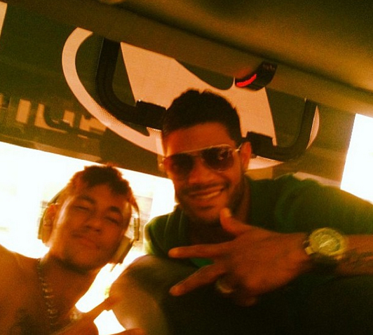 Neymar e Hulk posam a caminho de aeroporto