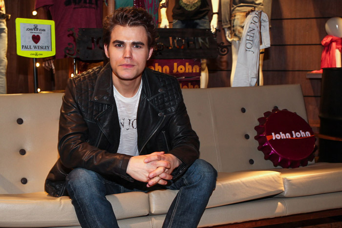 Paul Wesley, da série Vampire Diaries, promove sua grife em SP