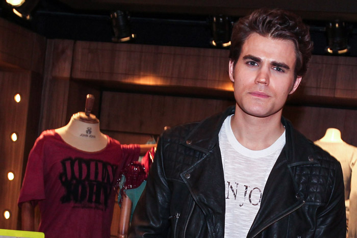 Paul Wesley, da série Vampire Diaries, promove sua grife em SP