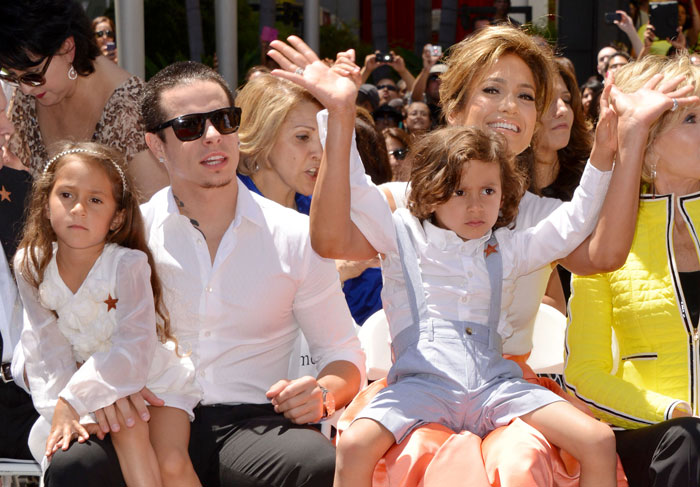 Casper Smart, Jennifer Lopez e os gêmeos Max e Emme, na cerimônia para entrega da estrela na Calçada da Fama