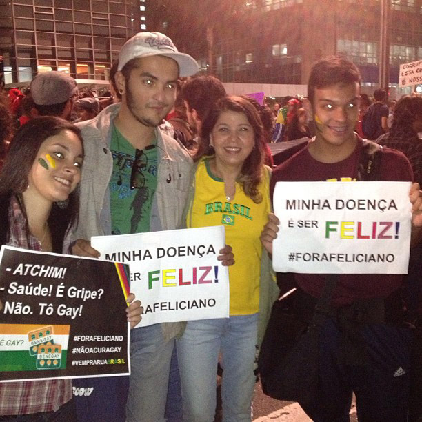 Roberta Miranda comparece a protesto na Avenida Paulista