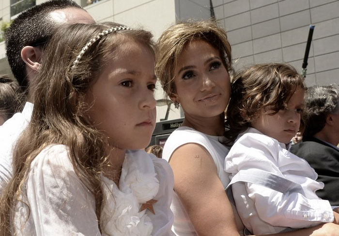 Casper Smart, Jennifer Lopez e os gêmeos Max e Emme, na cerimônia para entrega da estrela na Calçada da Fama