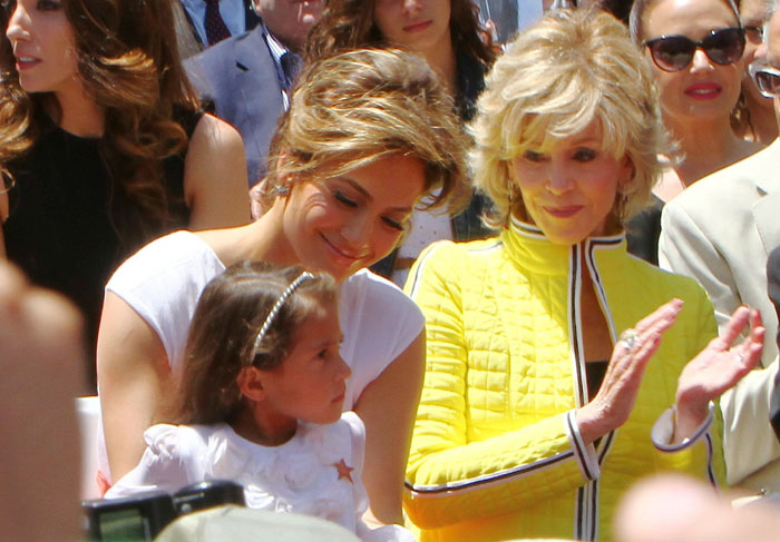  Jennifer Lopez, gêmeos Max e Emme, e a atriz Jane Fonda na cerimônia para entrega da estrela na Calçada da Fama
