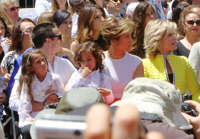  Casper Smart, Jennifer Lopez, gêmeos Max e Emme, e a atriz Jane Fonda na cerimônia para entrega da estrela na Calçada da Fama