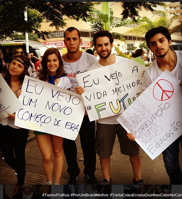 Rodrigo Simas e Bruno Dubeux em protesto com galera de Malhação