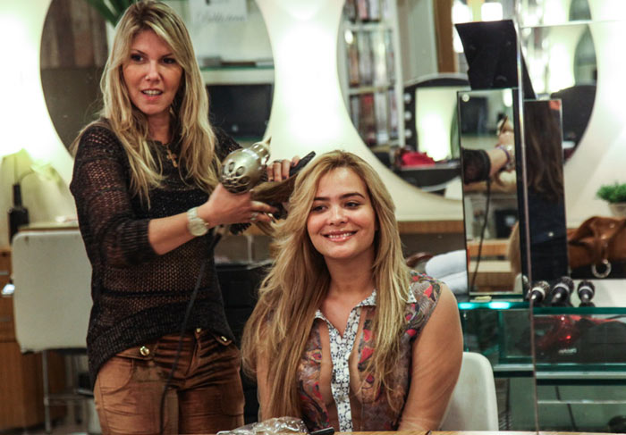 Nas mãos da hairstylist Luciana Alvarez