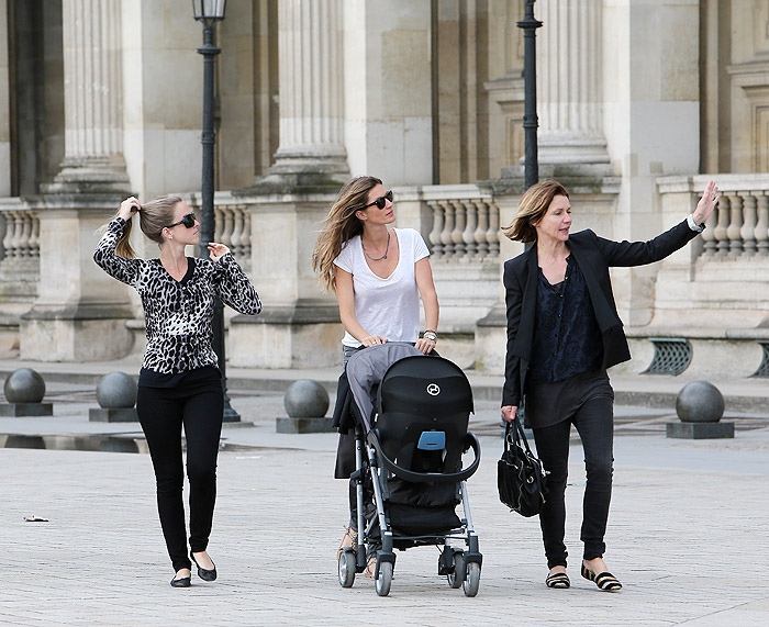 Gisele Bündchen leva Vivian para conhecer o museu do Louvre, em Paris