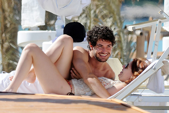 Pato beija a barriga de Barbara Berlusconi em praia da Sardenha. Será?