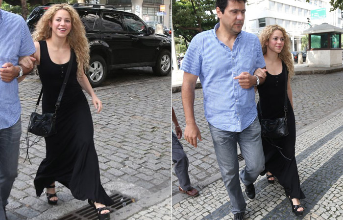 Shakira mostra toda sua simpatia ao deixar consulado no Rio
