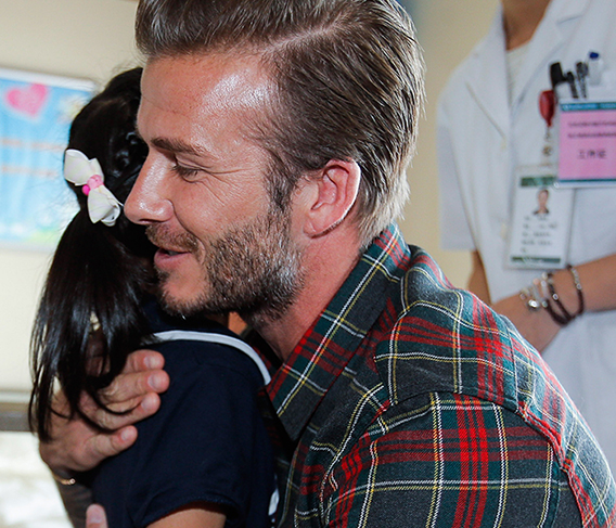  David Beckham abraça crianças em hospital da China