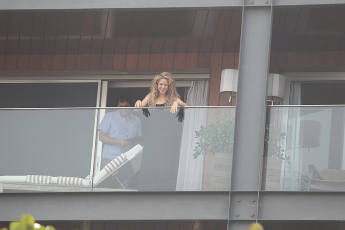 Shakira sorri e manda beijos da sacada do hotel no Rio