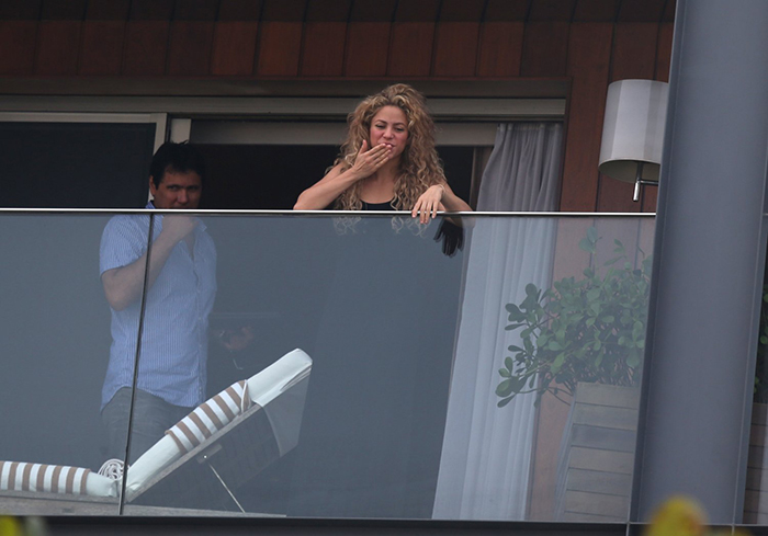Shakira sorri e manda beijos da sacada do hotel no Rio