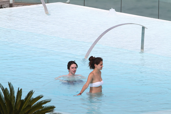 Emma Roberts e Freddie Highmore curtem piscina de hotel no Rio