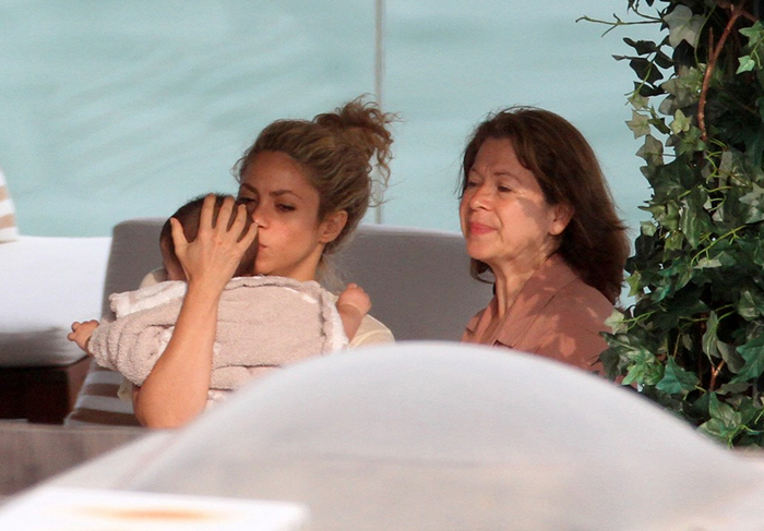 Shakira aproveita a tarde com seu filho no Hotel Fasano