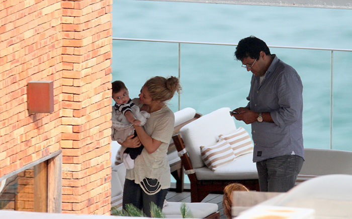 Shakira aproveita a tarde com seu filho no Hotel Fasano