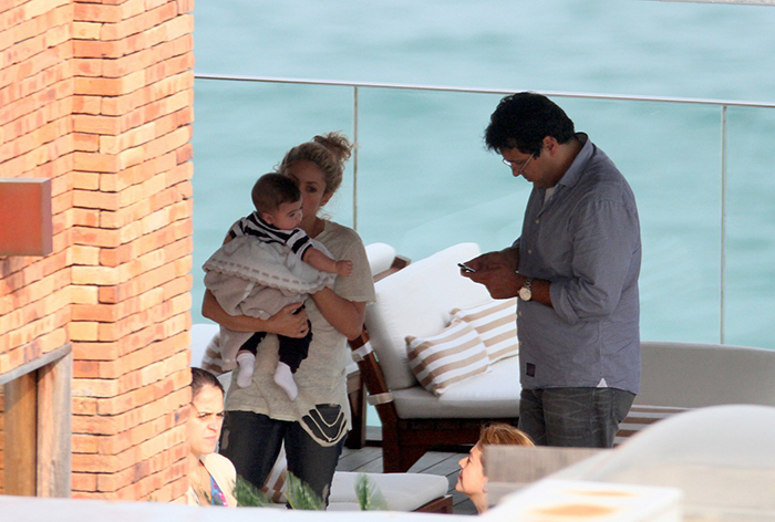 Shakira aproveita a tarde com seu filho no Hotel Fasano