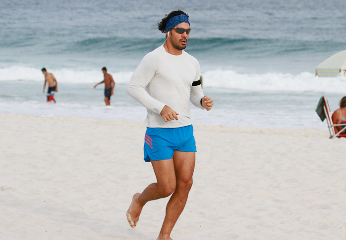 Juliano Cazarré cumprimenta fã em corrida na praia