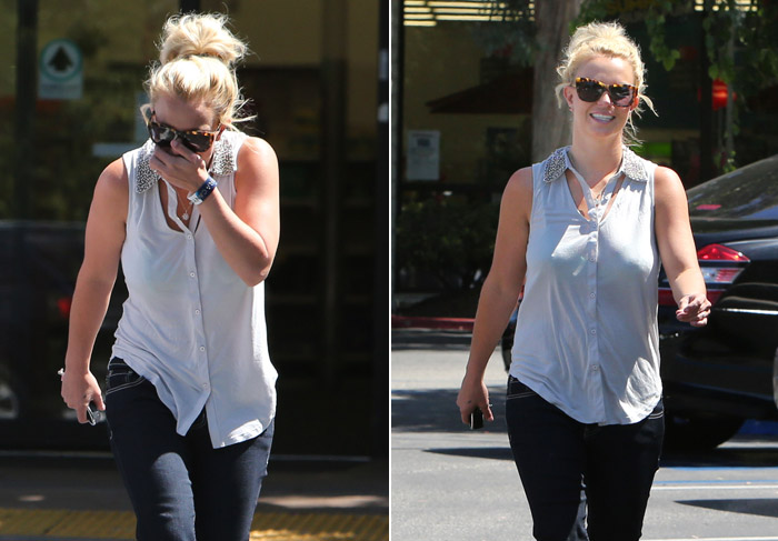 Britney Spears espirra e limpa o nariz na mão, durante compras em Calabasas