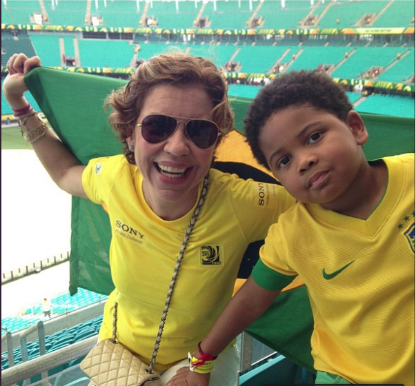 Astrid Fontenelle chega cedo a estádio para assistir ao jogo do Brasil