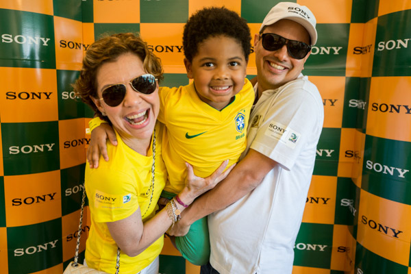 Caio Castro e Thiago Lacerda vão ao estádio para o jogo do Brasil