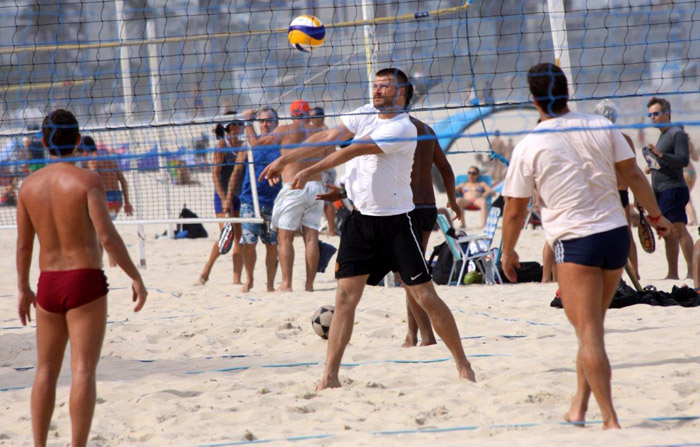 Rodrigo Hilbert se joga na areia em partida de vôlei, no Rio