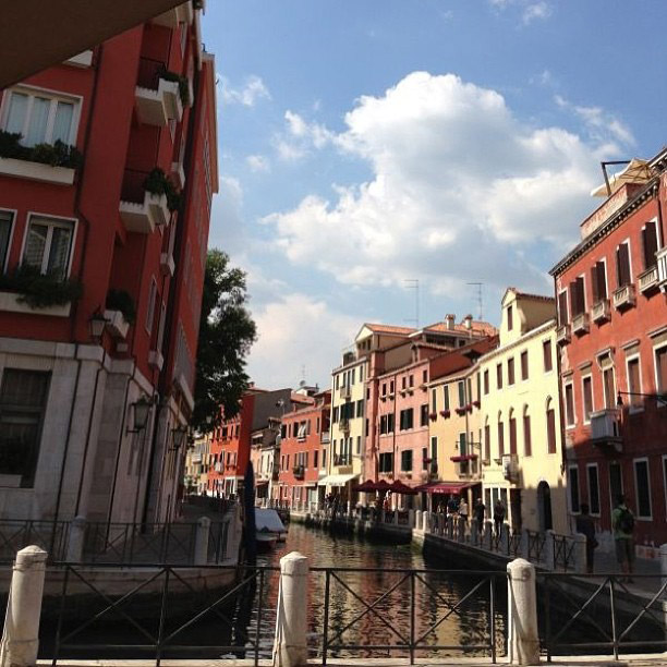 Giovanna Antonelli passeia de gôndola, em Veneza