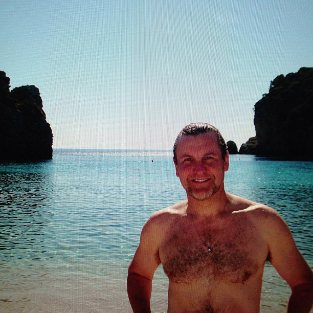 Antonio Caloni curte férias na Grécia