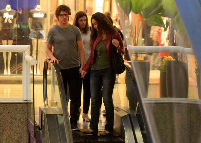 José Loreto e Débora Nascimento passeiam em shopping, no Rio