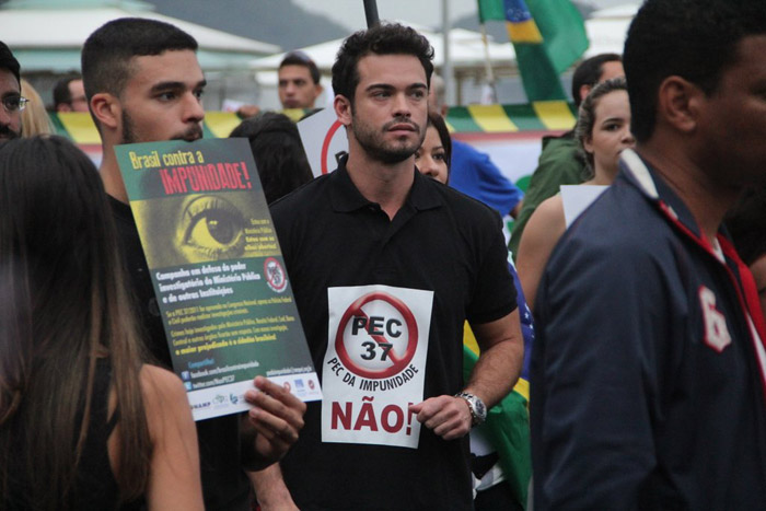 Sidney Sampaio e Helena Ranaldi participam de protesto no Rio