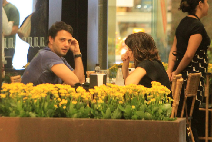 Vanessa Giácomo almoça com o namorado em shopping carioca