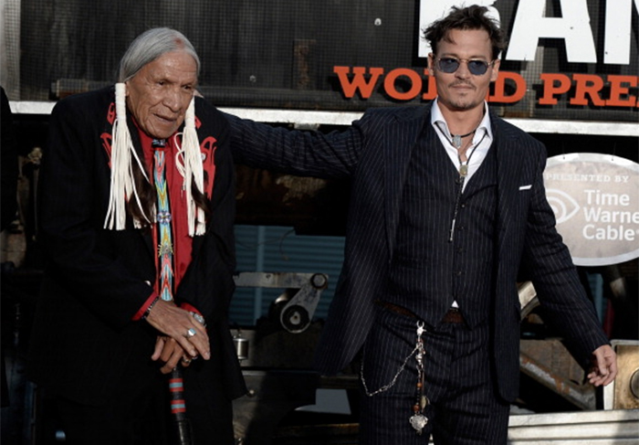 Johnny Depp surpreende indígenas em exibição especial de O Cavaleiro Solitário